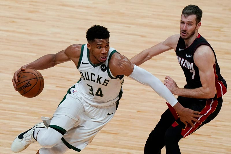 Giannis Antetokounmpo intenta pasar a Goran Dragic