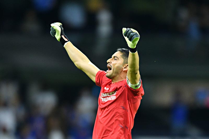 Chuy celebra un gol del Cruz Azul