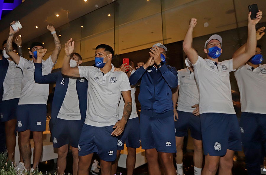 Jugadores de Cruz Azul afuera de su hotel de concentración