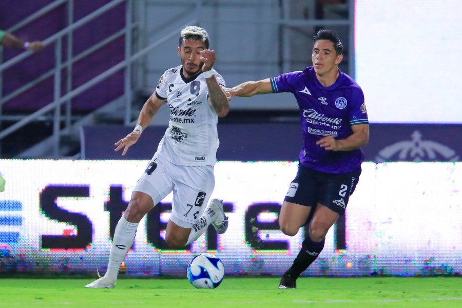 Efraín Velarde durante un partido con Mazatlán