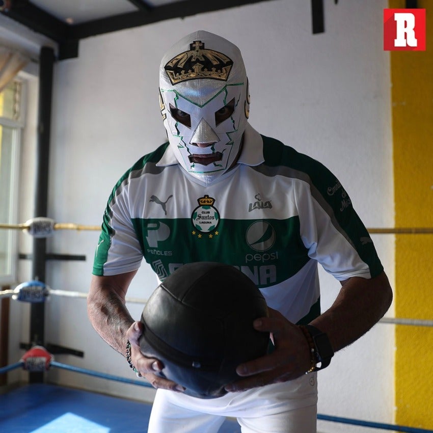 Dr. Wagner Jr. portando su nueva máscara para apoyar a Santos