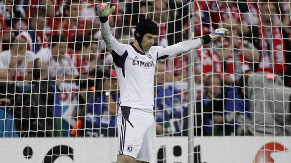 Petr Cech, en acción con los Blues