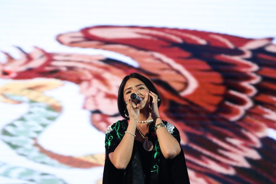 Ángela Aguilar cantando el himno nacional