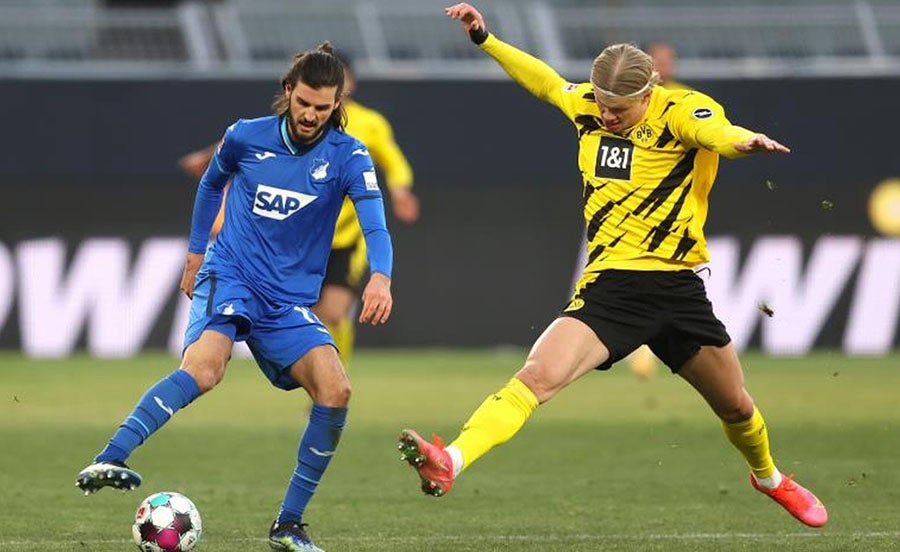 Haaland en juego ante el Hoffenheim