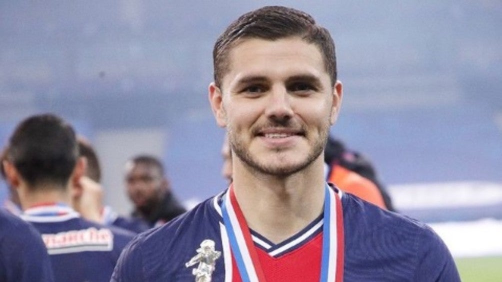 Mauro Icardi posa con la Copa de Francia