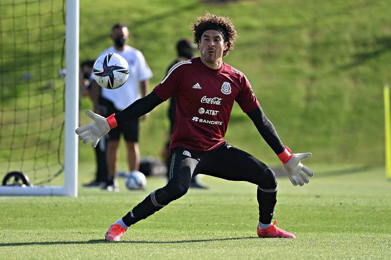 Memo Ochoa en entrenamiento