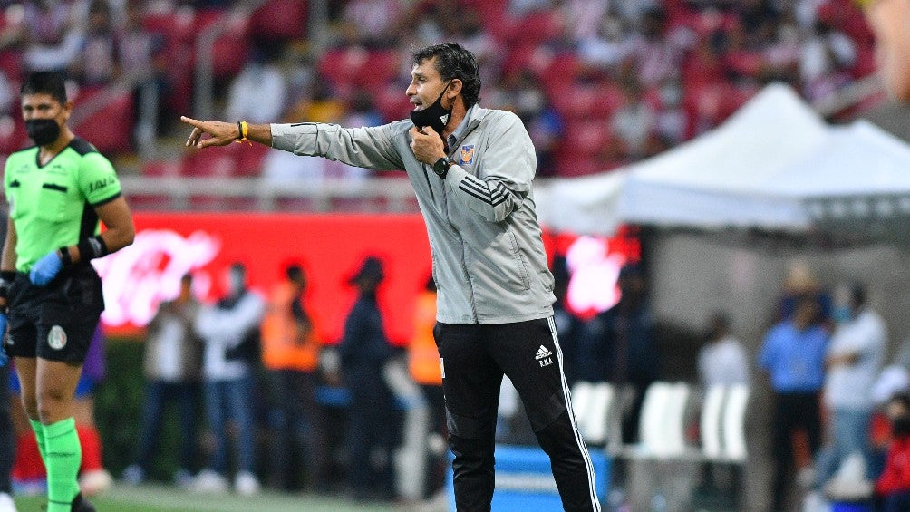 Roberto Medina durante un partido de Tigres Femenil