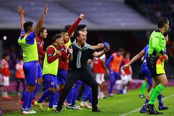 Juan Reynoso y la banca festejan un gol de Cruz Azul