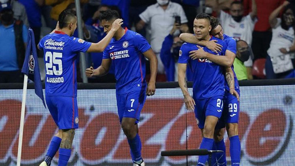 Jugadores de Cruz Azul festejan un gol