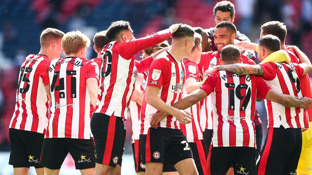 Jugadores del Brentford en festejo de gol