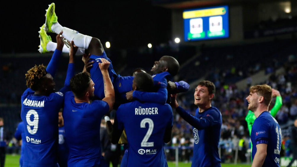 N'Golo Kante es felicitado por sus compañeros