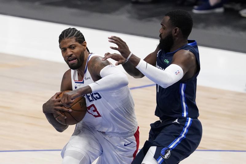 Paul George en acción con los Clippers 