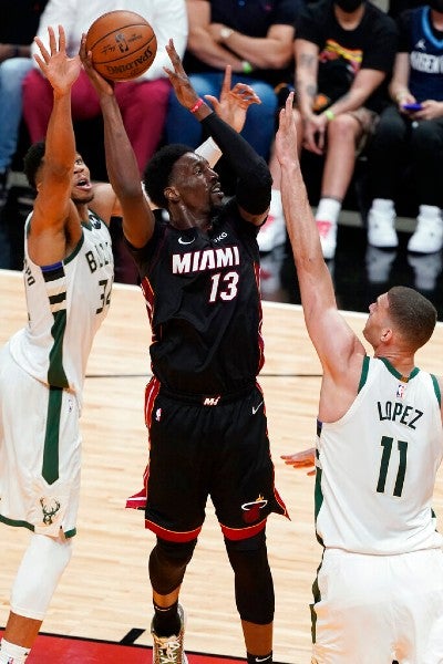 Bam Adebayo con el balón