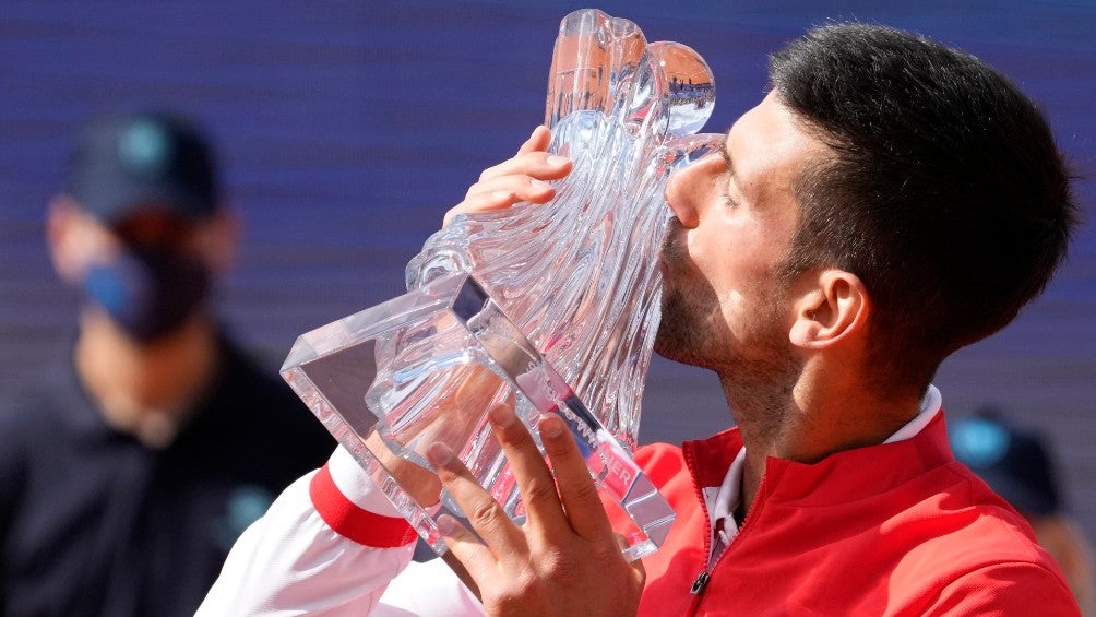 Novak Djokovic posa con su título ATP