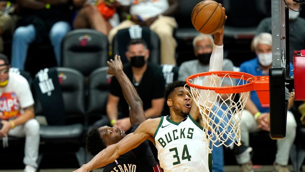 Giannis Antetokounmpo anota para los Bucks de Milwaukee