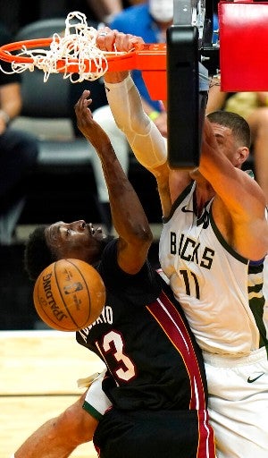 Brook Lopez encesta para los Bucks