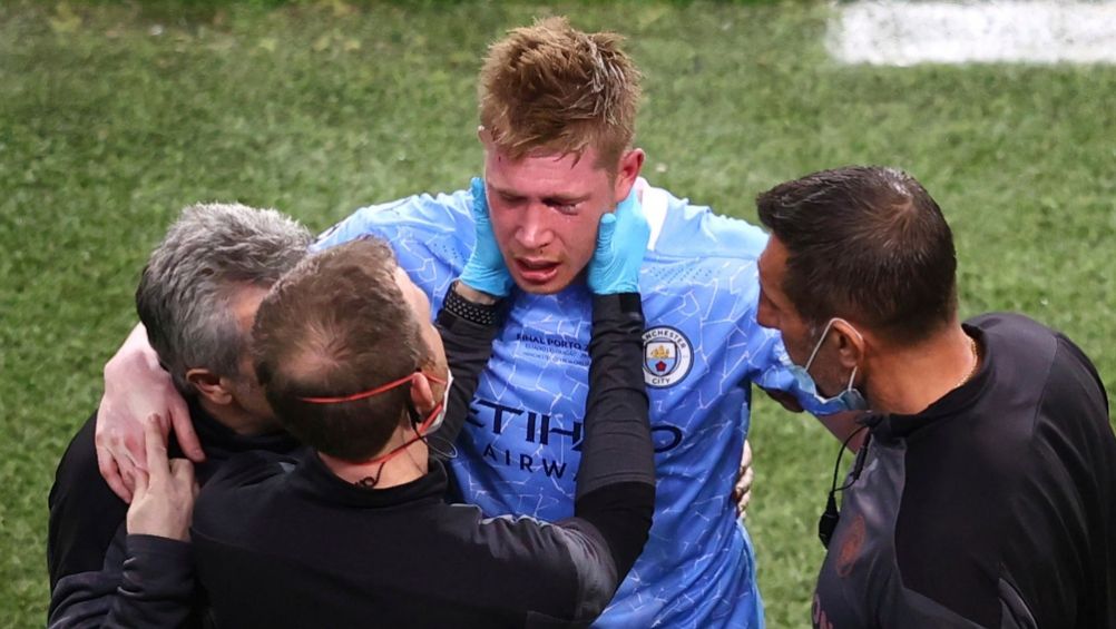 Kevin De Bruyne siendo atendido en la Final de la Champions League