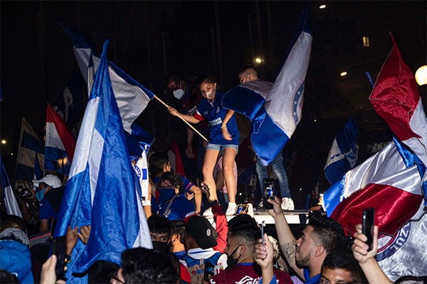 Aficionados de La Máquina le llevaron serenata a su equipo