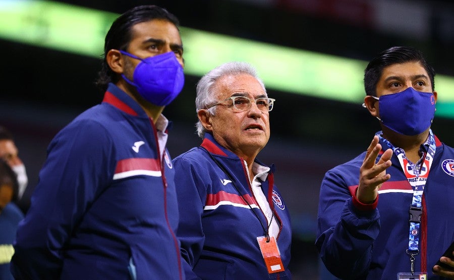 Dávila con su comitiva en el Estadio Azteca