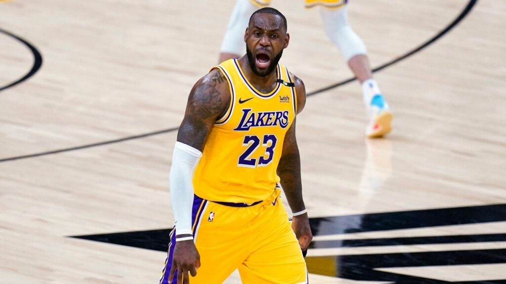 LeBron James en un juego de basquetbol con Lakers