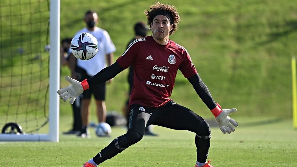 Ochoa en entrenamiento con la Selección 