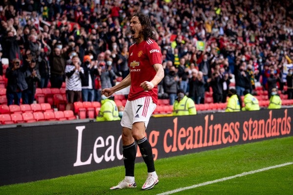 Edinson Cavani celebra con la afición 