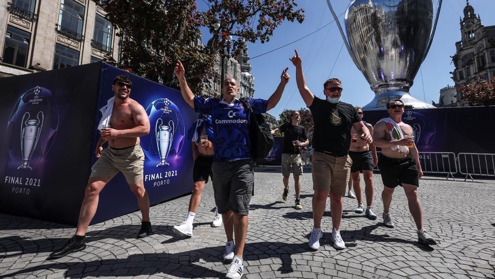 Aficionados ingleses previo a la Final de Champions 