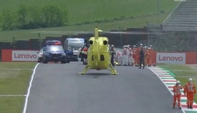 Helicóptero acudió a la pista para llevarse al piloto