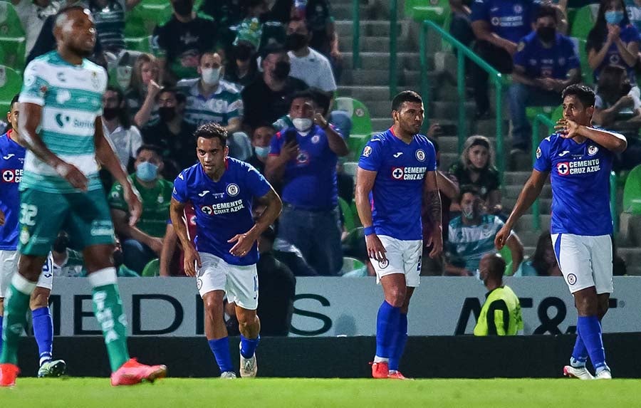 Jugadores de La Máquina celebran gol ante Santos