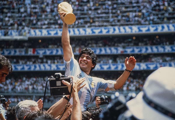 Diego Maradona levanta la Copa del Mundo en 1986