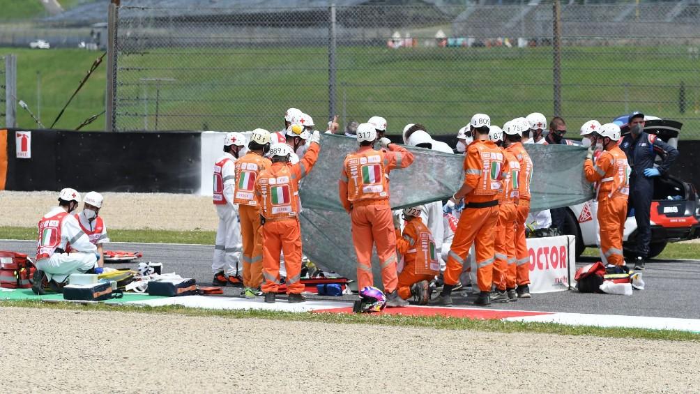 Atienden al piloto suizo Dupasquier en la pista 