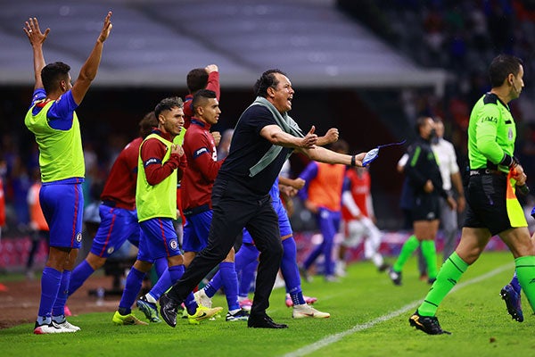 El técnico peruano tras un gol 