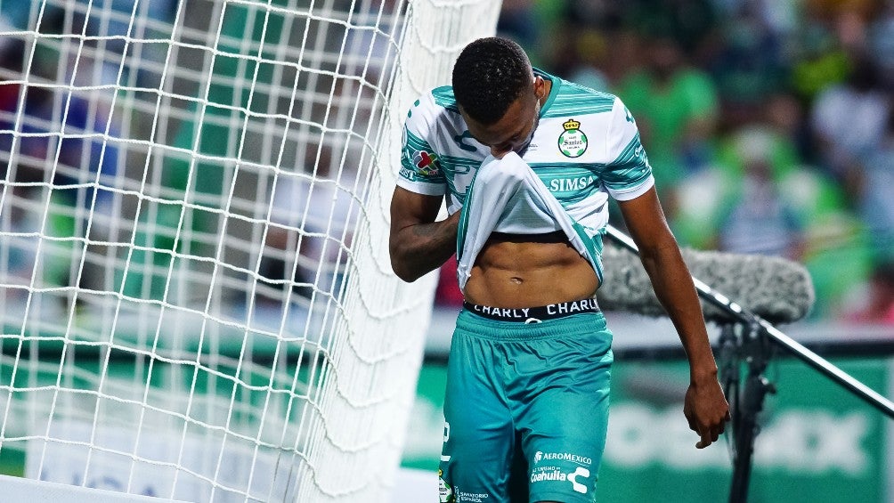 Ayrton Preciado durante un partido con Santos