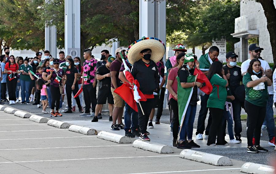 Fila de aficionados mexicanos