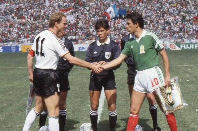 Saludo de capitanes en el México vs Alemania