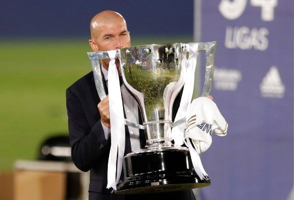 Zinedine Zidane levanta el trofeo de LaLiga con el Real Madrid