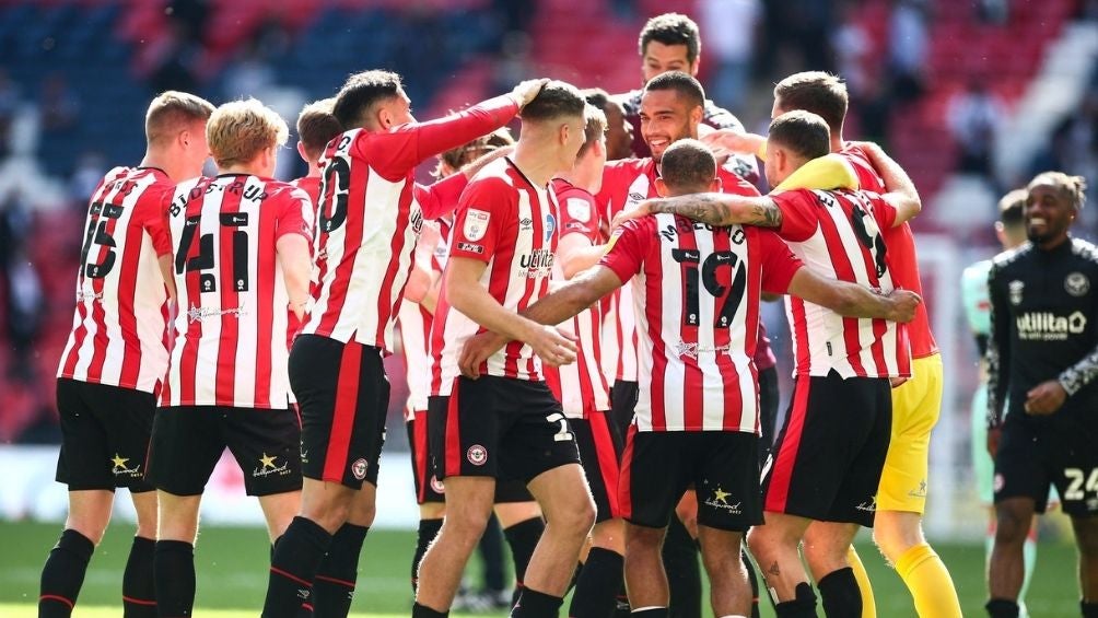 Jugadores del Brentford festejan el ascenso 