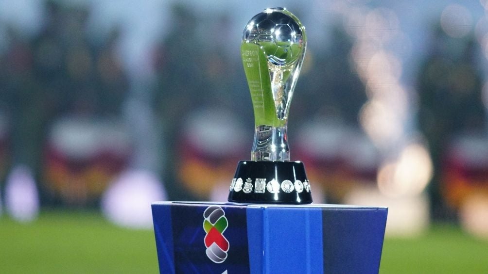 El trofeo de Campeón de la Liga MX