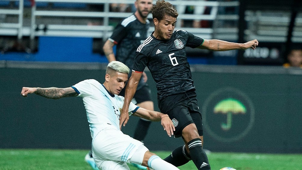 Jonathan dos Santos durante un partido con el Tri