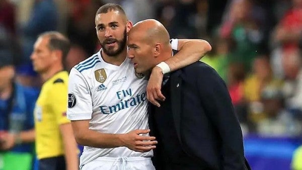 Karim Benzema abraza a Zidane en juego 