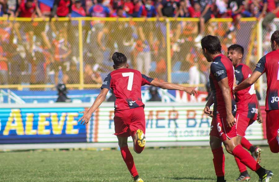 Kevin Reyes festeja gol del FAS