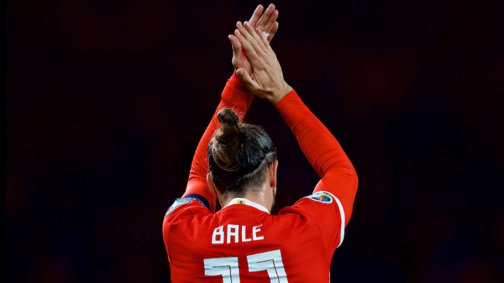 Bale celebra con la selección de Gales