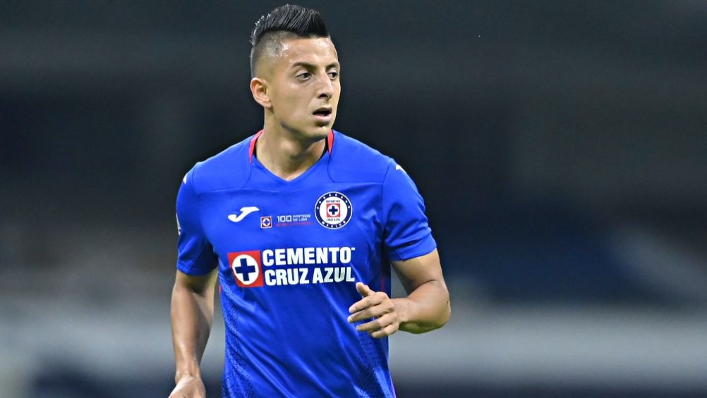 Roberto Alvarado durante un partido de Cruz Azul