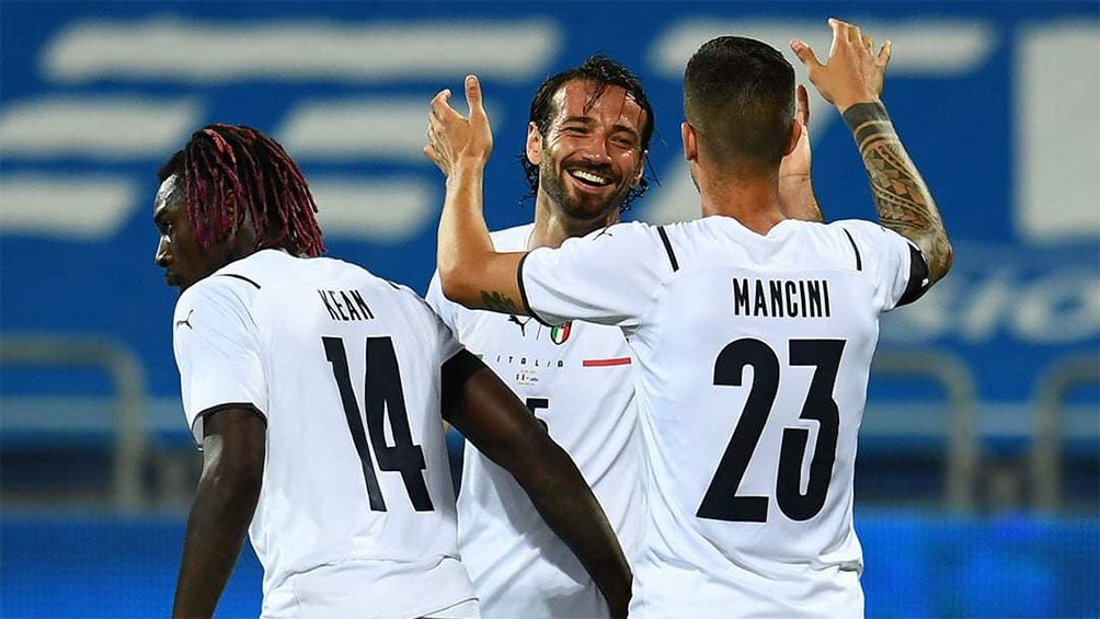 Jugadores de la Selección de Italia festejan un gol