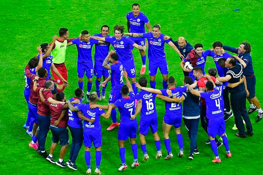 Jugadores de Cruz Azul celebrando el título