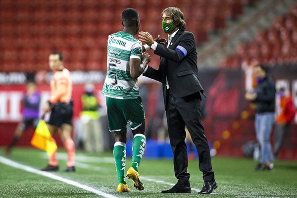 Torres junto a Guillermo Almada 