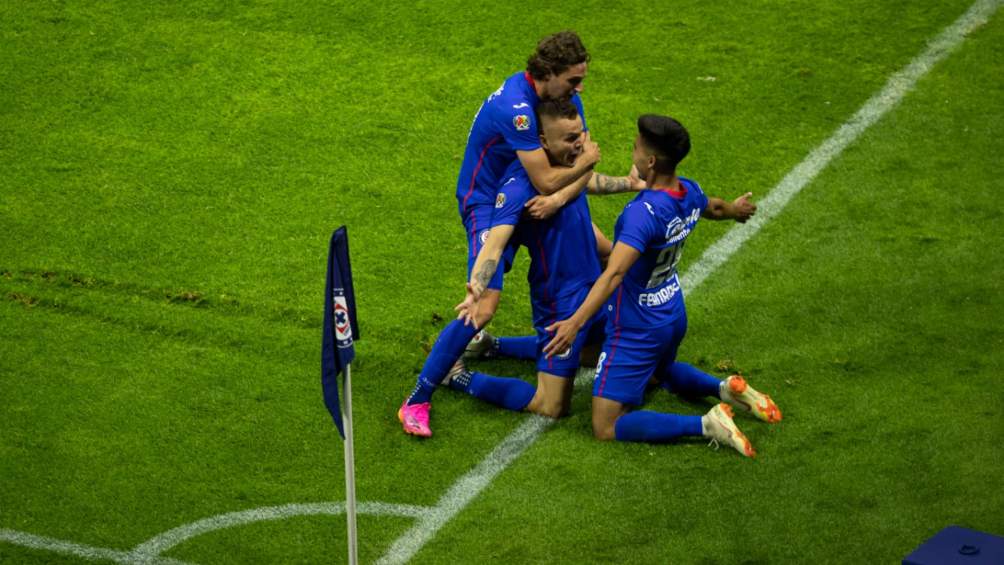 Cruz Azul en festejo de gol