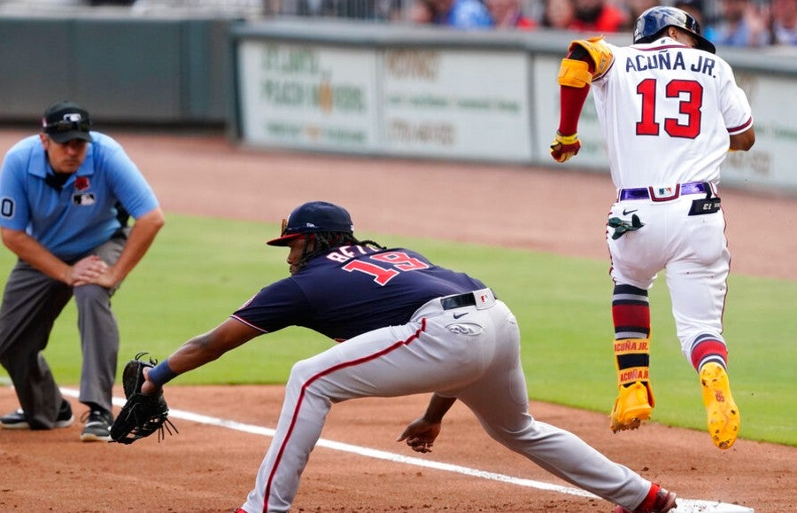 Acuña Jr. llegando a primera base