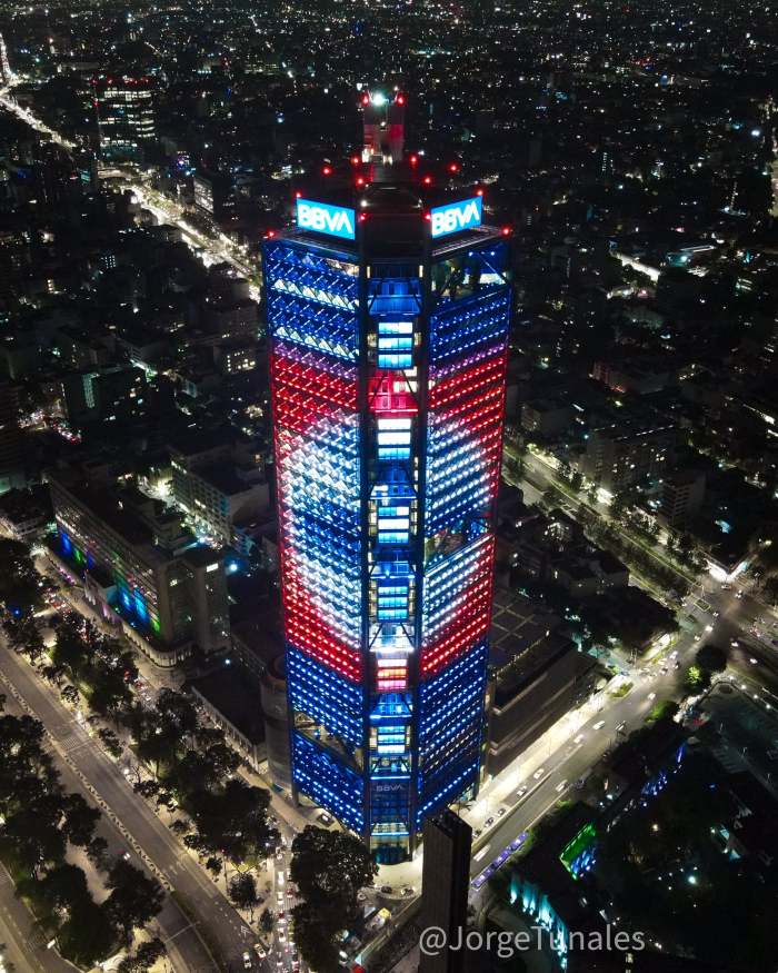 La Torre BBVA con los colores de Cruz Azul