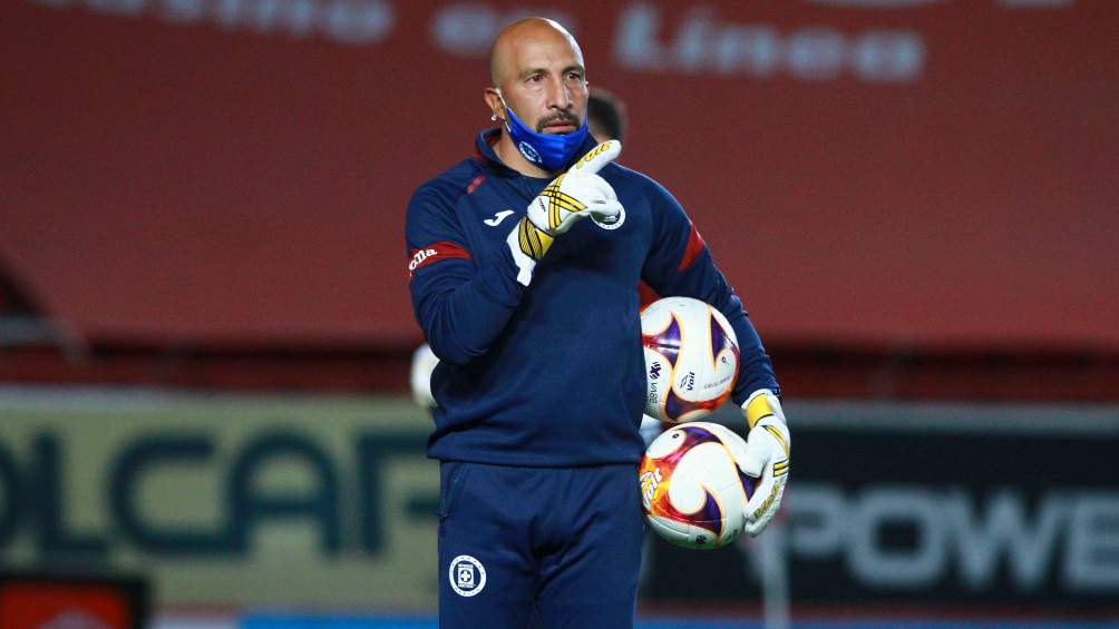 Conejo Pérez en entrenamiento con Cruz Azul